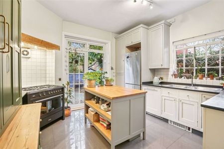 Fabulous family home on a beautiful tree-lined road in the heart of Bedford Park. - Photo 5