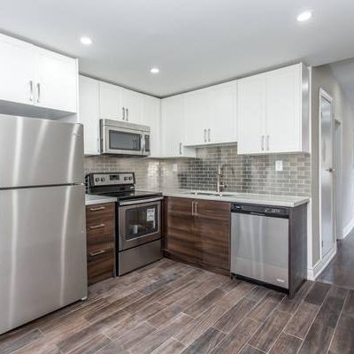 Renovated 2 Bedroom with private backyard: Bloor and Spadina - Photo 3