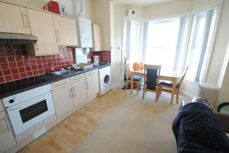 Spacious STUDENT 2 bed flat in Town Centre- Lansdowne - Photo 5