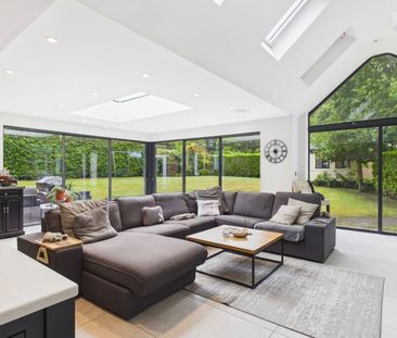 5 bedroom House in Nuthatch Close, Farnham - Photo 2