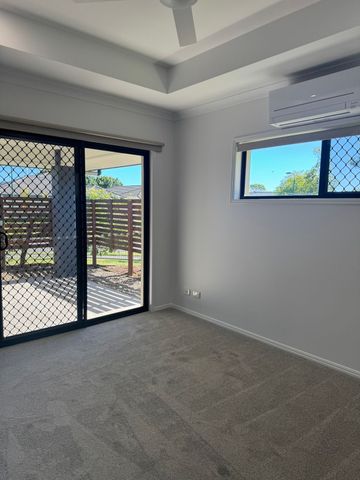 Spacious Family Home Opposite Beautiful Parkland - Photo 2