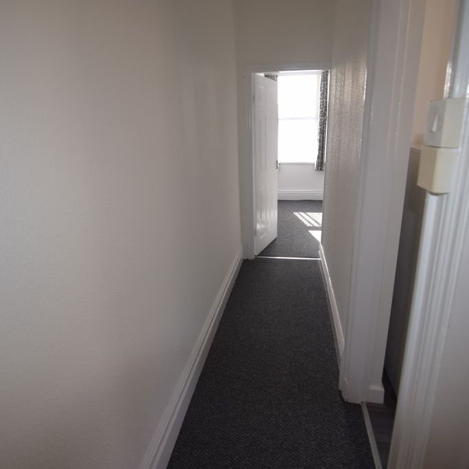 To Let 1 Bed Flat - Photo 1