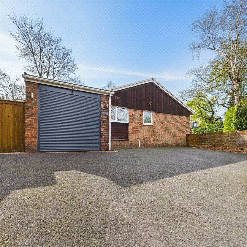 3 bedroom Bungalow in Park Road, Farnborough - Photo 1