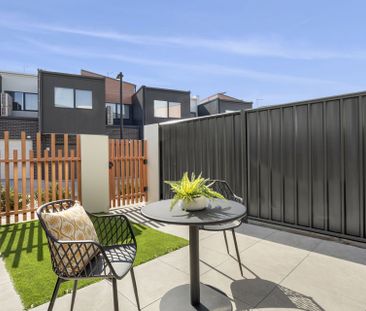 149 Sutherland Crescent, Taylor – A Sunlit Two-Level Sanctuary - Photo 5