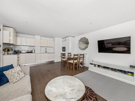 3 Bed Flat, Merlin Court, SE3 - Photo 2