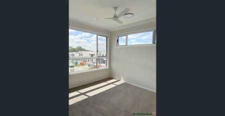 STUNNING FAMILY HOME - Photo 4