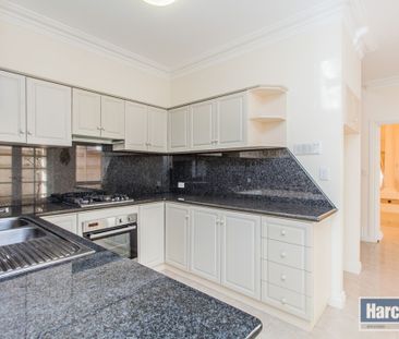 4 Bed 2 Bath Townhouse in Applecross - Photo 4