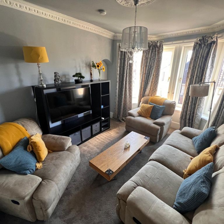 Eastwood Crescent, Thornliebank | £850 Monthly - Photo 1