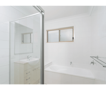 4Bed Family Home Available Now!! Suits All!! - Photo 4