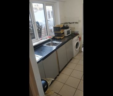 Room in a Shared House, Selby Road, E13 - Photo 5