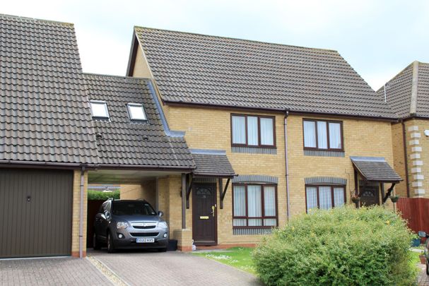 Curlew Crescent, Royston - Photo 1