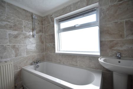 2 bedroom terraced house to rent - Photo 4