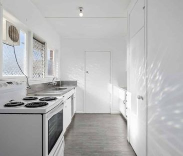 Tidy family home - Photo 3