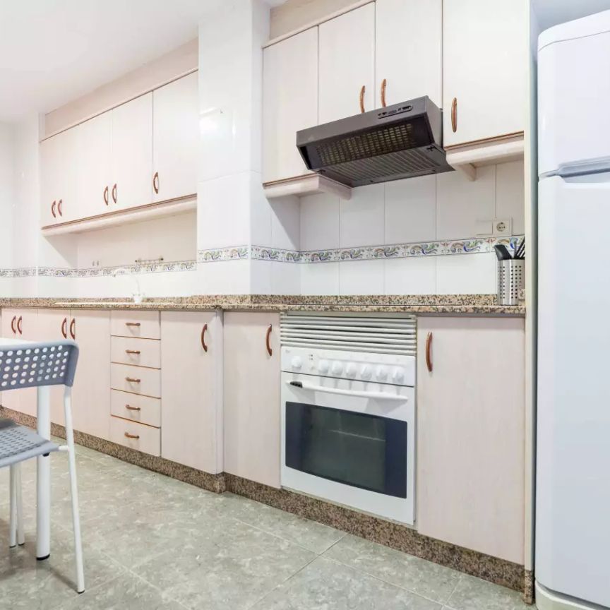 Room in a shared 5-bedroom apartment for rent in Russafa, suited for professionals and students. - Foto 1
