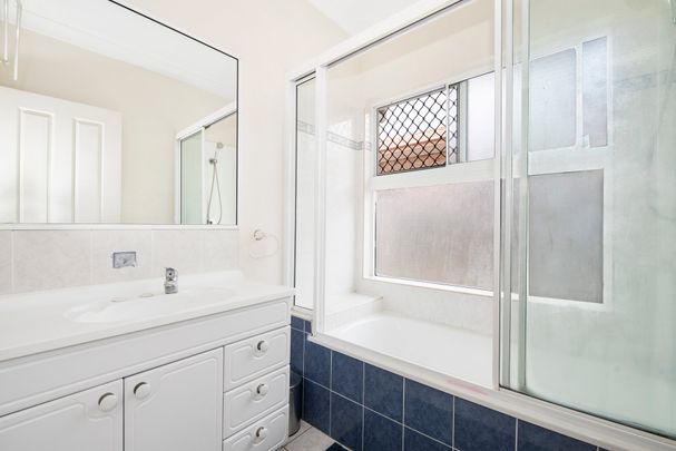 MALE SHARE HOUSE - ONE ROOM WITH A SHARED BATHROOM AVAILABLE - Photo 1