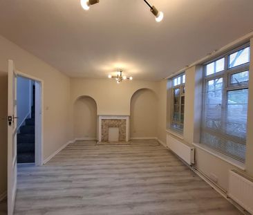 South Lodge Avenue, Mitcham CR4, London - Photo 2