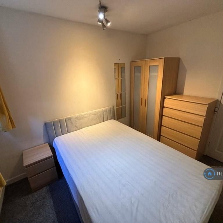 1 bedroom in a flat share to rent - Photo 1