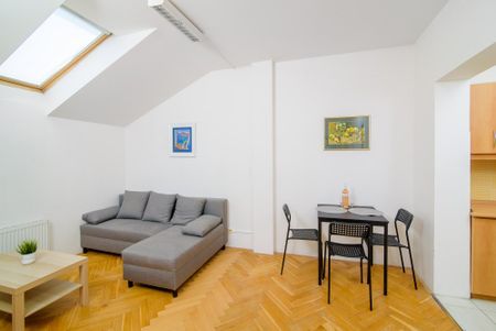 Zařízený podkrovní byt 2+kk k pronájmu – Praha 8, Karlín - Fotografie 3