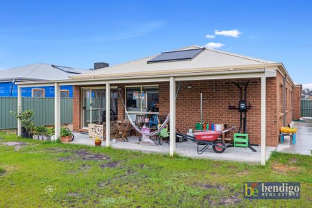 Spacious & Comfortable Family Home Near Lake Weeroona - Photo 5