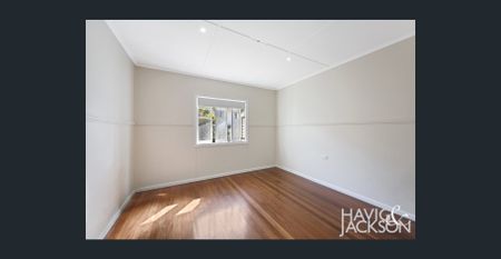 CONVENIENTLY LOCATED THREE BEDROOM HOME - Photo 4