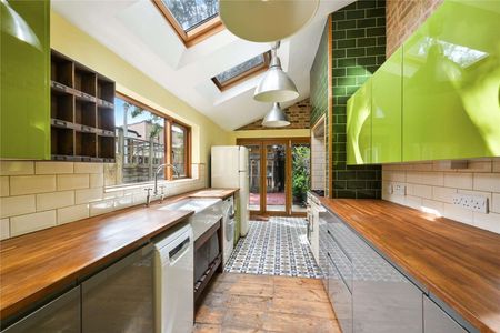 A beautifully presented 3/4 bedroom Victorian house on this quiet residential street close to Westcombe Park station. - Photo 5