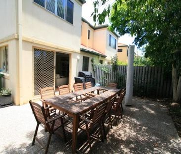 Beautifully Presented 3 Bedroom, Air Conditioned Townhouse - Photo 5