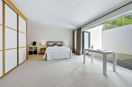 A beautifully presented modern home set behind gates located on the prestigious Rotherfield Road. - Photo 5