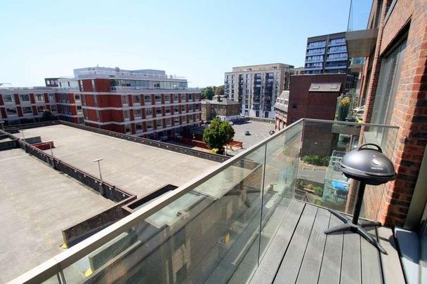 Fairfield Avenue, Staines-upon-thames, TW18 - Photo 1