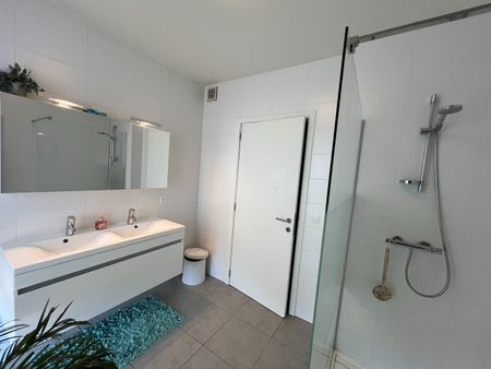 Luxueus 2-slaapkamerappartement nabij het centrum van Genk - Photo 3