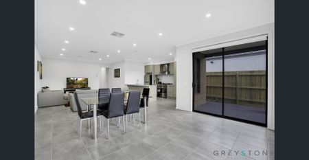 Charming Family Home in a Convenient Thornhill Park Location! - Photo 4