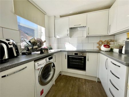 A two bedroom upper ground floor apartment situated in this favoured city centre location next to The Westgate. - Photo 5