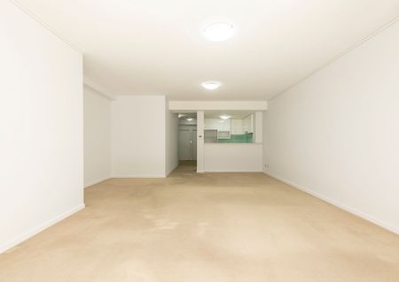 Two Bedroom Apartment In Convenient Location - Photo 2