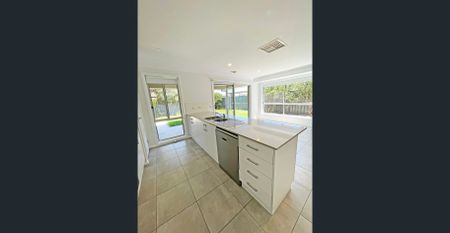 Modern 3-Bedroom Townhouse – Comfort, Style & Convenience - Photo 2