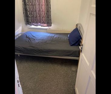 Room in a Shared House, Plashet Grove, E6 - Photo 1