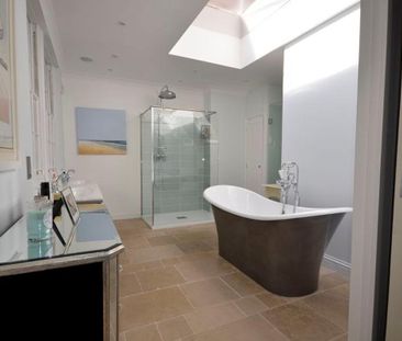 Presenting a charming 3 bedroom home - Photo 1