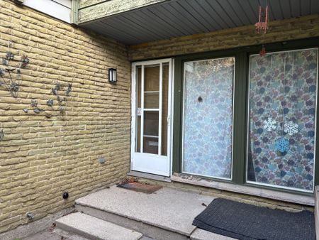 For Lease - 322 Scottsdale Drive, Guelph, Ontario - Photo 5