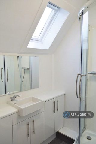 1 bedroom in a house share to rent - Photo 3