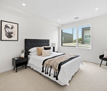 THREE LEVELS OF LUXURY: ARCHITECTURALLY DESIGNED TOWNHOUSE WITH PRE... - Photo 5