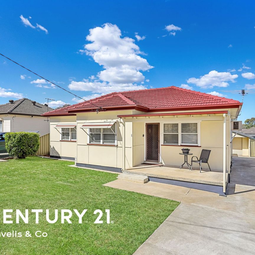 Spacious Three-Bedroom Family Home in Prime Location - Photo 1