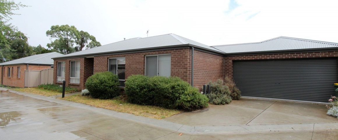 Modern 3 bedroom unit in great location. - Photo 1