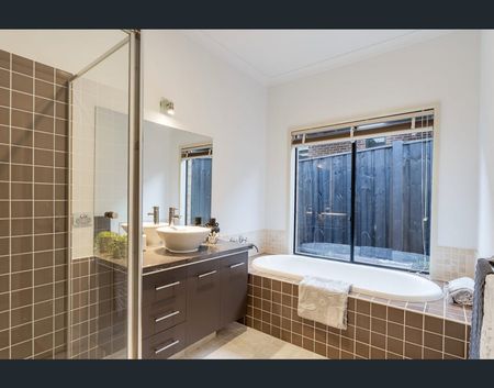 Luxury Family Living in Prestigious Mt Ridley Estate - Photo 2