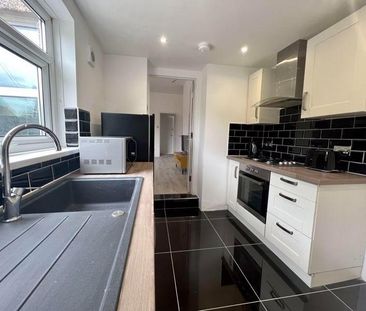 1 bedroom in a flat share to rent - Photo 2