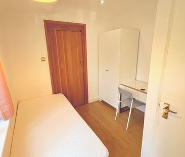 Beautifully Presented Two Bedroom Flat to Let near Botanical Garden... - Photo 3