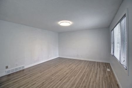 Beautiful 5-Bedroom Bungalow for Rent – 6607 Malvern Road NE Available Jan 1, 2026 - Photo 4