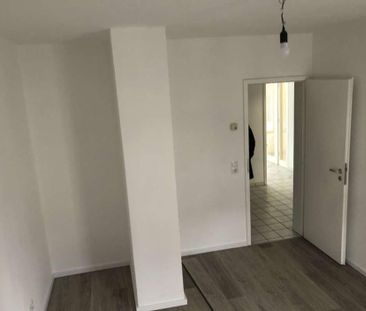 Helle 3,5-Zimmer-Wohnung mit Balkon und Wintergarten - Foto 1
