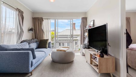 Harbour & Bridge Views - Unbeatable Location - Photo 2