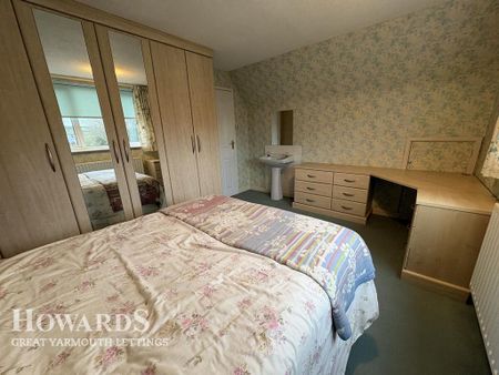 3 bedroom semi-detached bungalow to rent - Photo 5