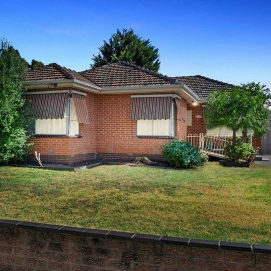 3 BEDROOM HOME CENTRAL LOCATION - Photo 1