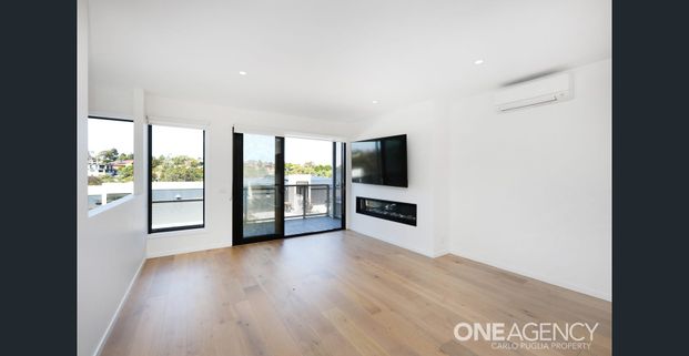 Modern 3-bedroom townhouse in Sunshine North - Photo 1