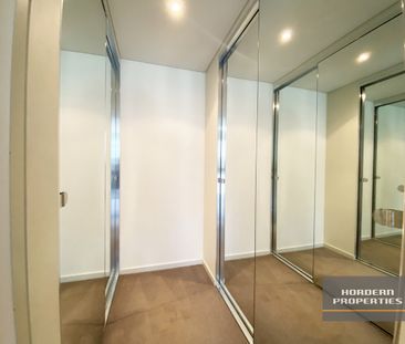 Newly Renovated Apartment in the Iconic Inmark Tower - Photo 6